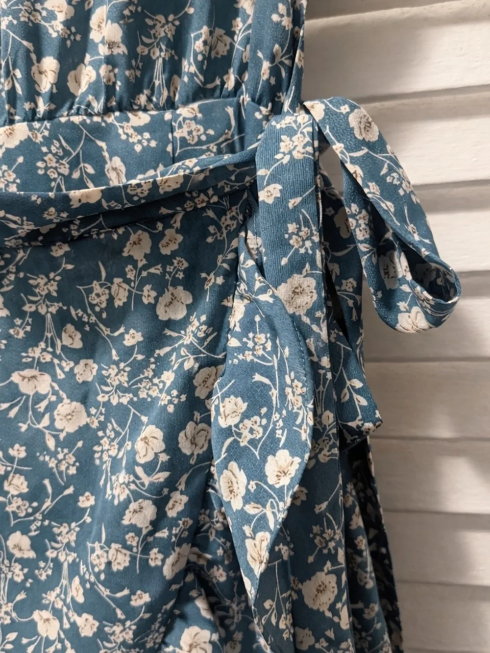Nasty Gal 🩶 Blue Floral Wrap Romper - Picture 3 of 7